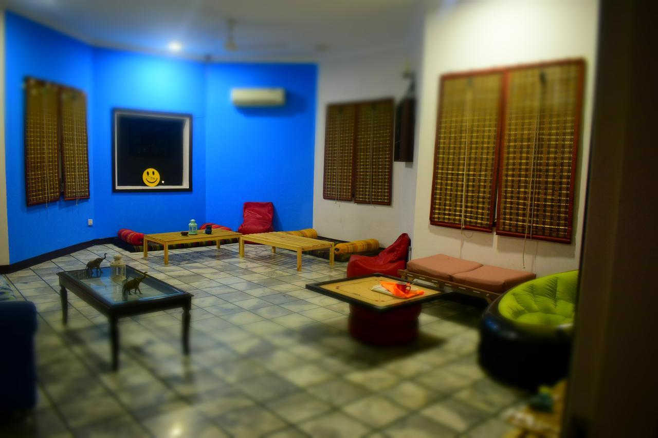 Roots Hostel Yeni Delhi Dış mekan fotoğraf